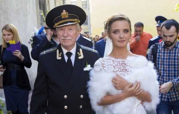 ازدواج باورنکردنی بازیگر 84 ساله با دختر 24 ساله+عکس ازدواج باورنکردنی بازیگر 84 ساله با دختر 24 ساله+عکس