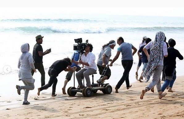 تصویری از شنا کردن ترانه علیدوستی در دریا ترانه علیدوستی