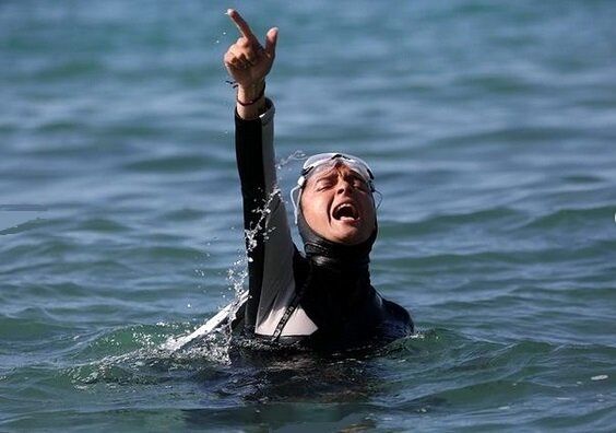 تصویری از شنا کردن ترانه علیدوستی در دریا ترانه علیدوستی