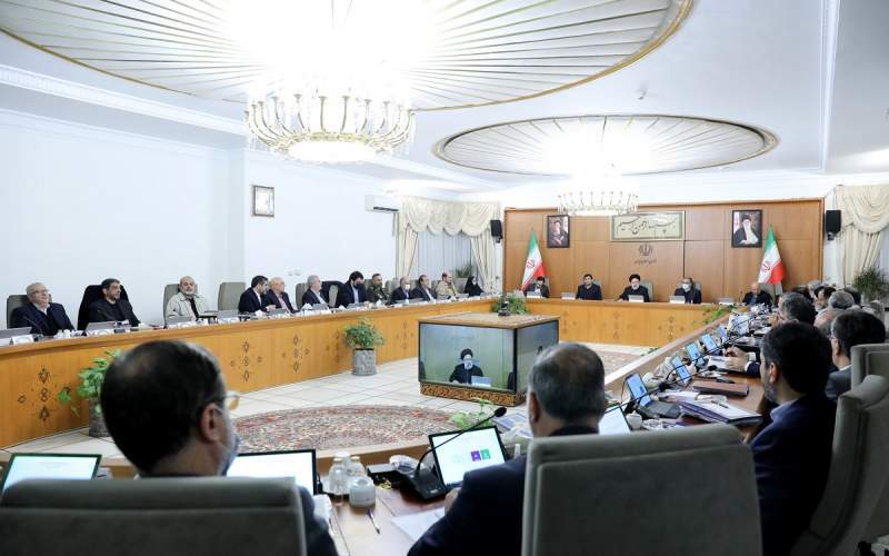 دست دولت تا کتف در جیب مردم است دست دولت تا کتف در جیب مردم است