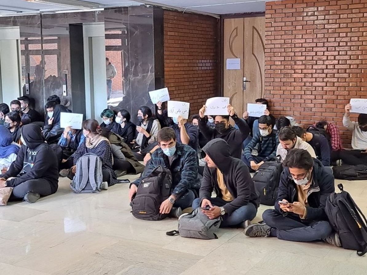 رئیس دانشگاه شریف: پرونده ۷۵ درصد دانشجویان در خصوص حوادث اخیر پس از اخذ تعهد مختومه شد رئیس دانشگاه شریف: پرونده ۷۵ درصد دانشجویان در خصوص حوادث اخیر پس از اخذ تعهد مختومه شد