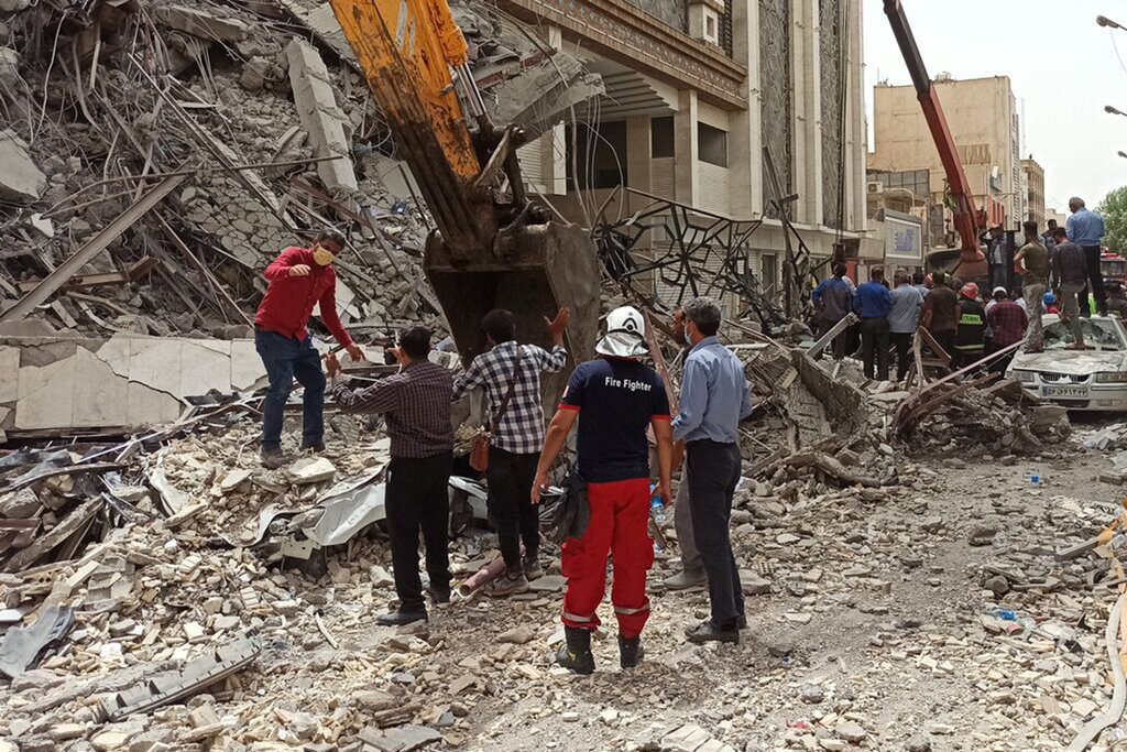 اعراضات آبادانیها در پنجمین شب حادثه | گاز اشکآور و تیر هوایی پلیس؛ شعارهای مردم | اعتراضات و عزاداریهای مردم را ببینید اعراضات آبادانیها در پنجمین شب حادثه | گاز اشکآور و تیر هوایی پلیس؛ شعارهای مردم | اعتراضات و عزاداریهای مردم را ببینید