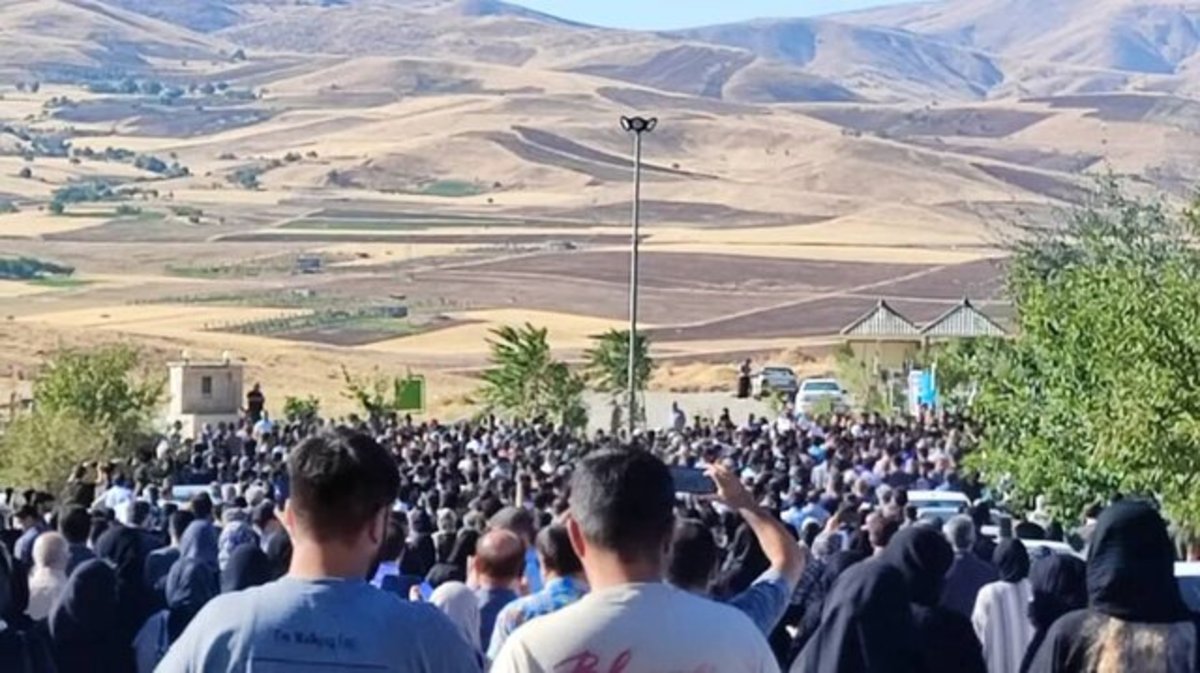 حاشیههای مراسم خاکسپاری مهسا امینی؛ تجمع، شعار و... در سقز چه خبر است؟ حاشیههای مراسم خاکسپاری مهسا امینی؛ تجمع، شعار و... در سقز چه خبر است؟