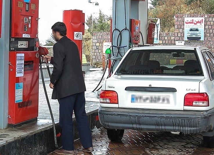 عضو کمیسیون انرژی مجلس: اگر بخواهیم بنزین را گران کنیم و روی یک دلار ببریم، باید چند میلیون خودروی فرسوده را هم از رده خارج کنیم؛ فعلا بستر این کار فراهم نیست / جامعه گنجایش پذیرش قیمت بالاتر از این را ندارد