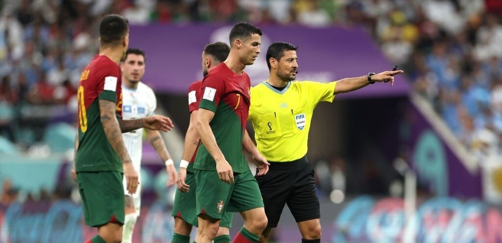 تصمیم جنجالی علیرضا فغانی در دیدار اروگوئه و پرتغال سوژه شد