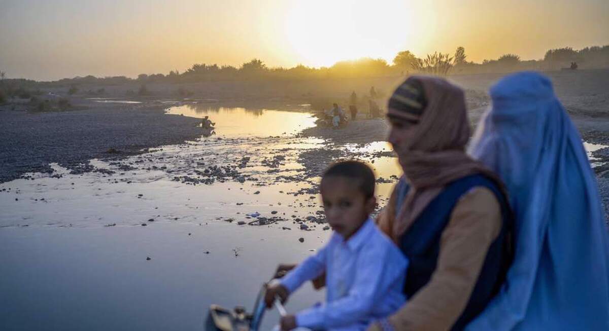 حقآبه هیرمند؛ چرا آب ایران و افغانستان در یک جوی نمیرود؟! حقآبه هیرمند؛ چرا آب ایران و افغانستان در یک جوی نمیرود؟!