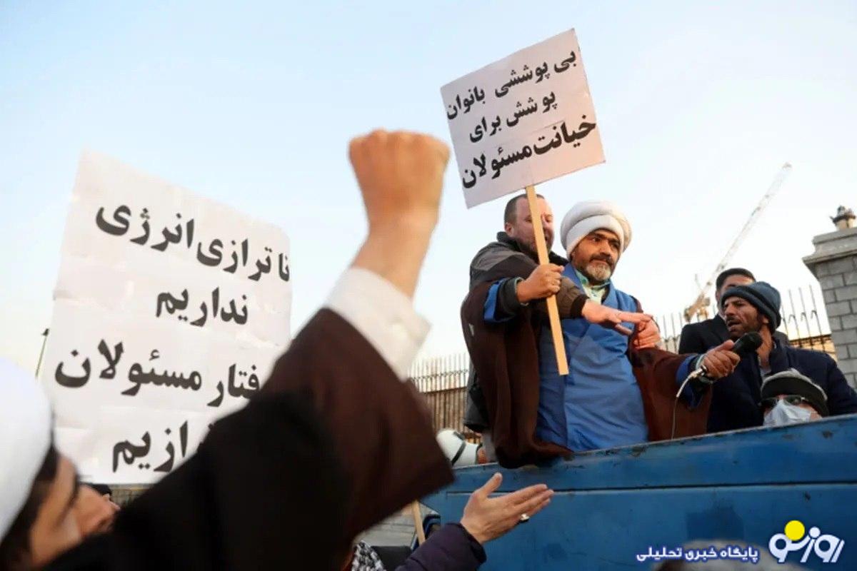 شعار دادن تندروها عليه سران قوا شعار دادن تندروها عليه سران قوا