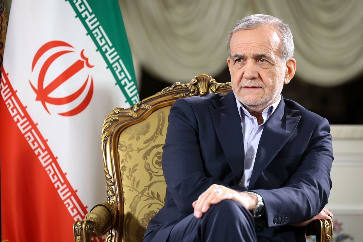 پاسخ پزشکیان به تهدید ترامپ برای صفر کردن صادرات نفت ایران: مگر میشود کشوری که ۱۵ دوست و کشور همسایه دارد به این راحتی تحریم کرد؟ پاسخ پزشکیان به تهدید ترامپ برای صفر کردن صادرات نفت ایران: مگر میشود کشوری که ۱۵ دوست و کشور همسایه دارد به این راحتی تحریم کرد؟