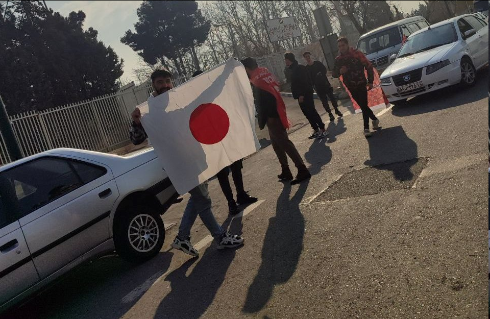 عکس| کریخوانی عجیب تراکتوریها برای پرسپولیس با پرچم ژاپن