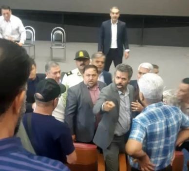 درگیری میان بازنشستگان و معاون وزیر کار در جریان تجمع مقابل وزراتخانه + عکس درگیری میان بازنشستگان و معاون وزیر کار در جریان تجمع مقابل وزراتخانه + عکس