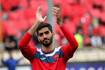 عکس| بازیکن سابق پرسپولیس در نماز جمعه عکس| بازیکن سابق پرسپولیس در نماز جمعه