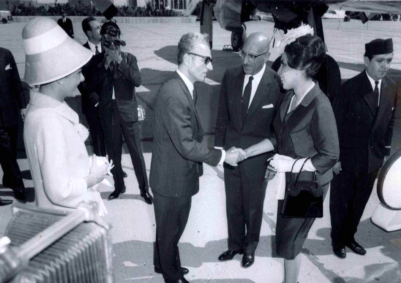 عکس | تونل زمان؛ استقبال «شاه و فرح» از ظاهرشاه و همسرش ملکه حمیرا در سال ۱۳۴۲