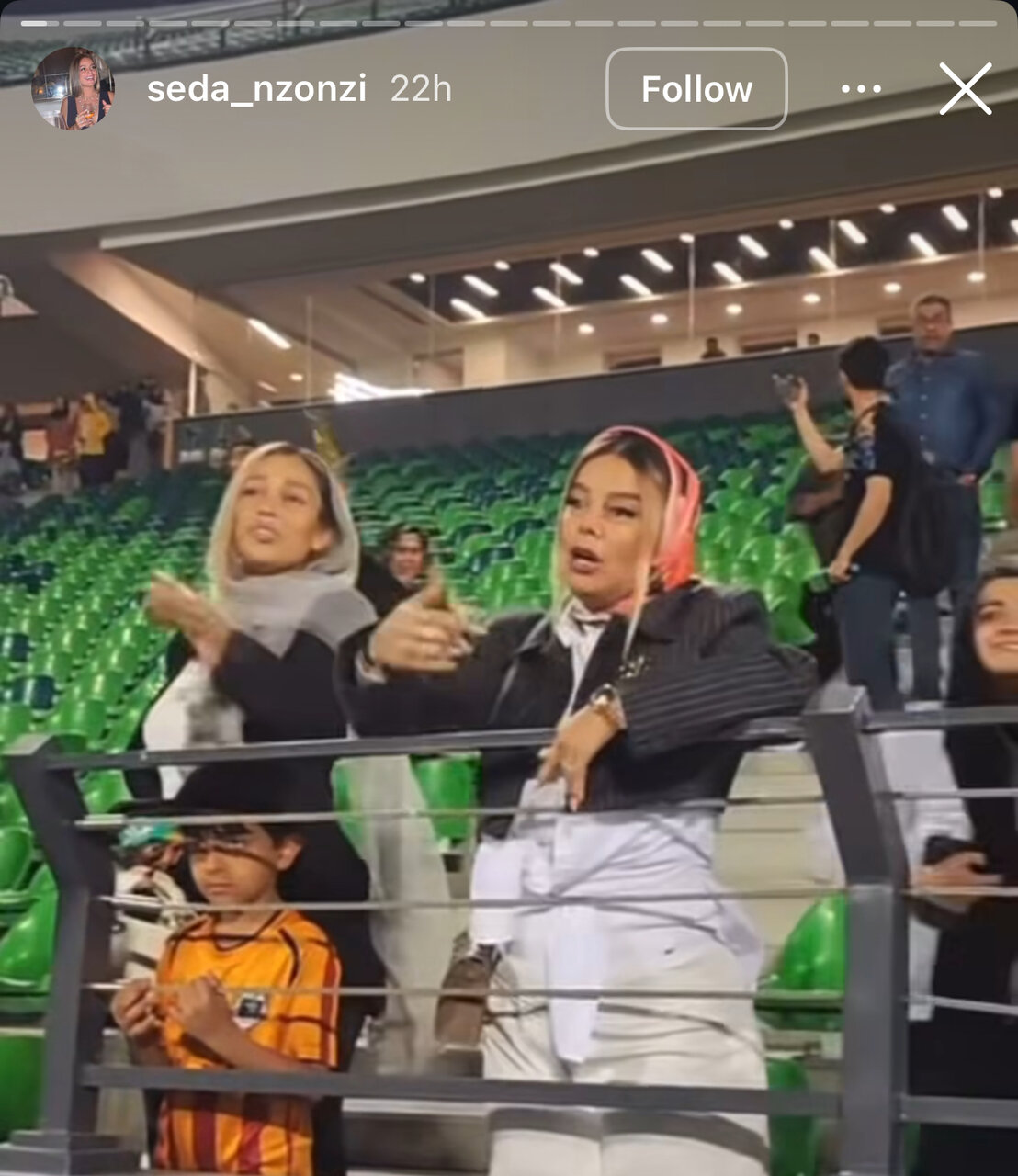 عکس | همسر قهرمان جام جهانی، تماشاگر ویژه بازی پرسپولیس- سپاهان
