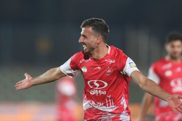 هافبک‌ مازاد پرسپولیس در فکر لژیونر شدن!