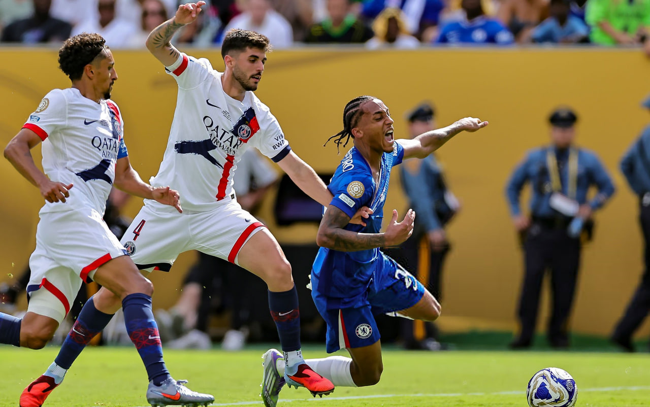 ژوائو پدرو مهاجم چلسی و لوکاس برالدو مدافع پاریس سن ژرمن =- لیحظه سرنگونی پدرو روی اثر برالدو در فینال جام جهانی باشگاه ها