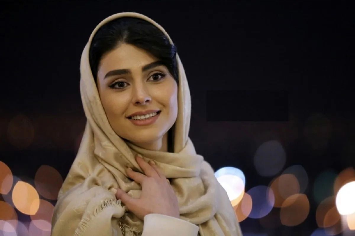 استایل جذاب لاله مرزبان بازیگر سریال آبان؛ دامن کرم قهوه‌ای و کلاه فرانسوی