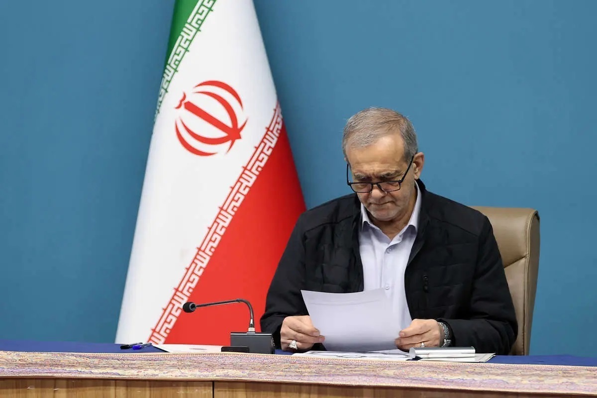 نامه جمعی از اساتید روزنامه‌نگاری به پزشکیان: فیلترینگ را هم حذف کنید