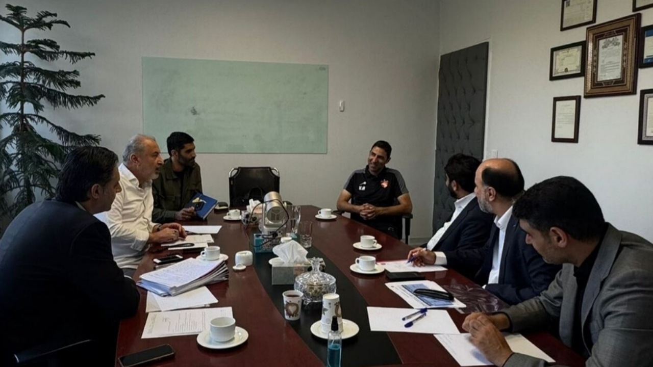 وحید هاشمیان تا بازی با ذوب آهن روی نیمکت سرخپوشان است