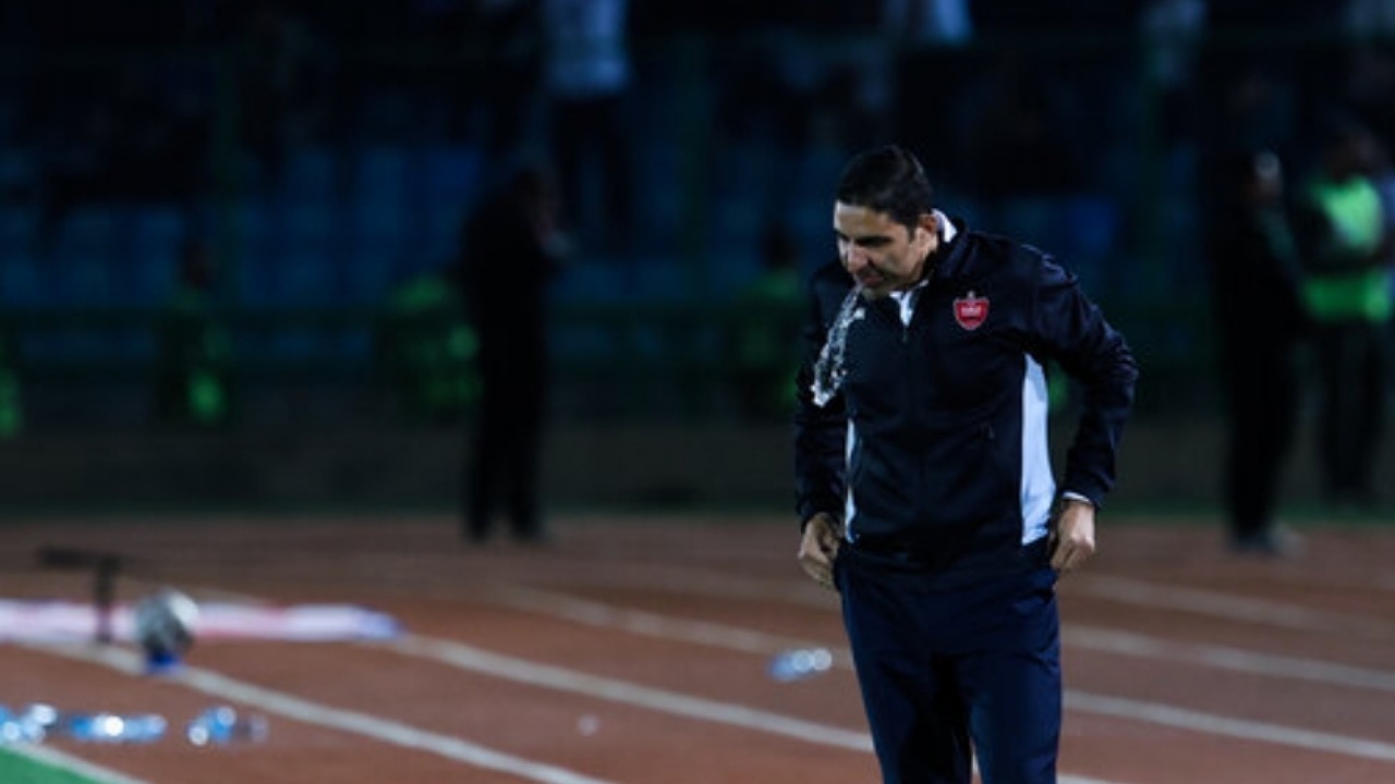 اصرار هاشمیان برای استفاده از بازیکنان پرسپولیس در پست‌های غیر تخصصی