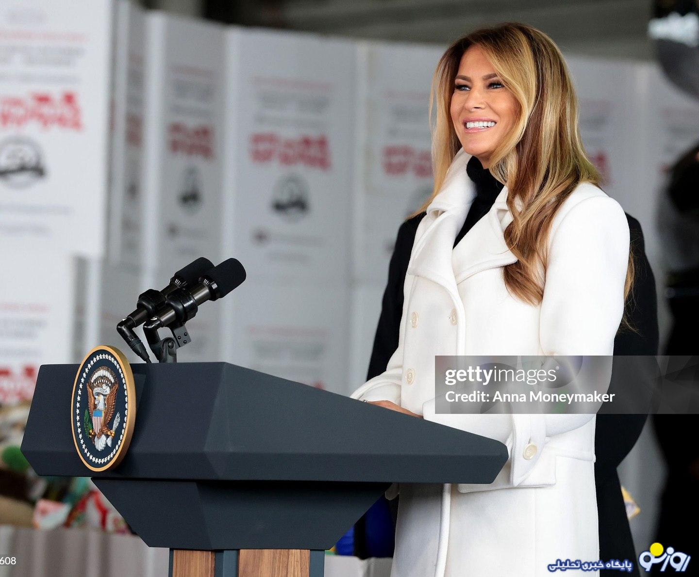 حاشیه دار شدن عکسهای کریسمسی ملانیا ترامپ و بابانوئل حاشیه دار شدن عکسهای کریسمسی ملانیا ترامپ و بابانوئل