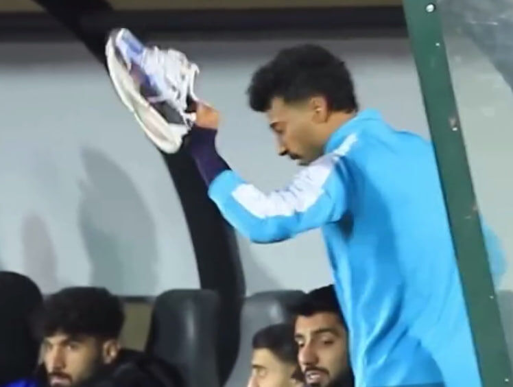 اعتراض تند رامین رضاییان به ساپینتو؛ ستاره استقلال کفشهایش را به زمین کوبید +عکس