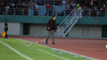 گربه سیاه چشم در چشم اوسمار! گربه سیاه چشم در چشم اوسمار!