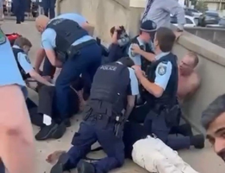 روایت گاردین به نقل از شاهدان عینی درباره تیراندازی در جریان یک جشن یهودی در استرالیا؛ هرجومرج تام و تمام بود / همهچیز غیرواقعی و باورنکردنی به نظر میرسید روایت گاردین به نقل از شاهدان عینی درباره تیراندازی در جریان یک جشن یهودی در استرالیا؛ هرجومرج تام و تمام بود / همهچیز غیرواقعی و باورنکردنی به نظر میرسید