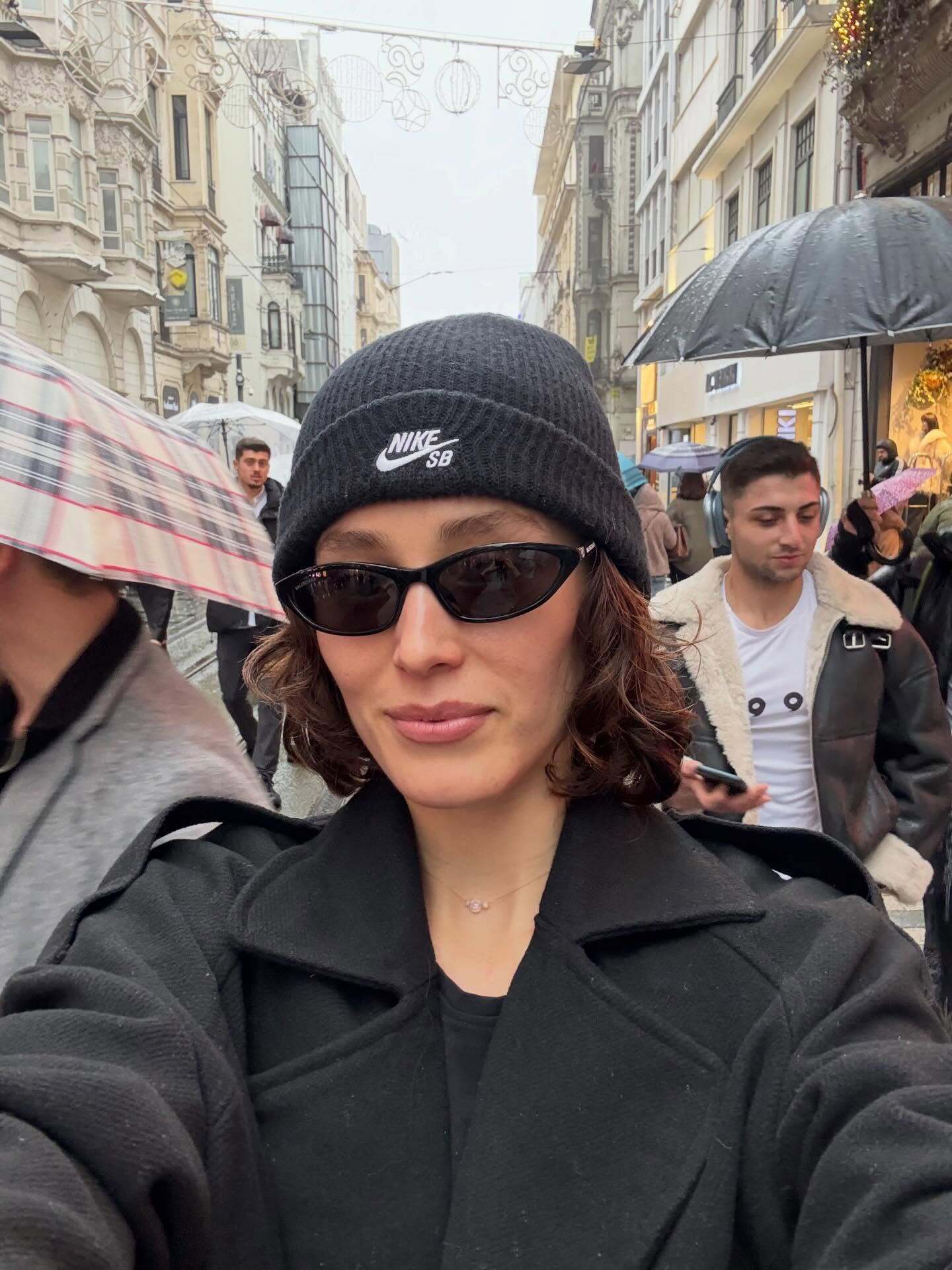 فرشته حسینی، همسر نوید محمدزاده در هوای بارانی استانبول