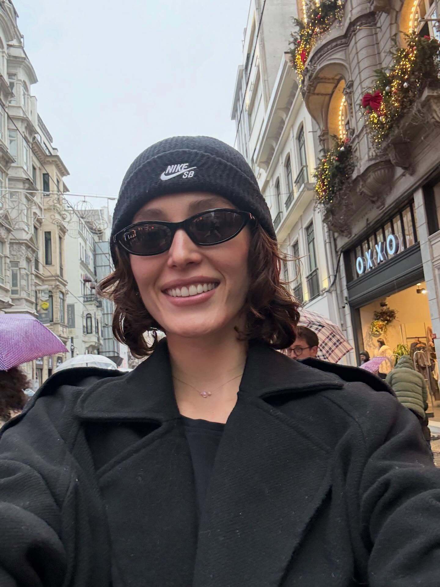 فرشته حسینی، همسر نوید محمدزاده در هوای بارانی استانبول